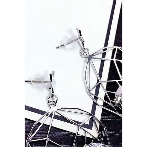 🔥💀🔥NWT Silver skull earrings with faux diamond sparkle eyes. - Picture 7 of 9